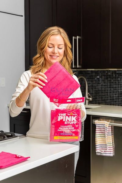 Жена използва микрофибърна подложка The Pink Stuff в кухнята – комплект от 3 броя за почистване на плотове и деликатни повърхности